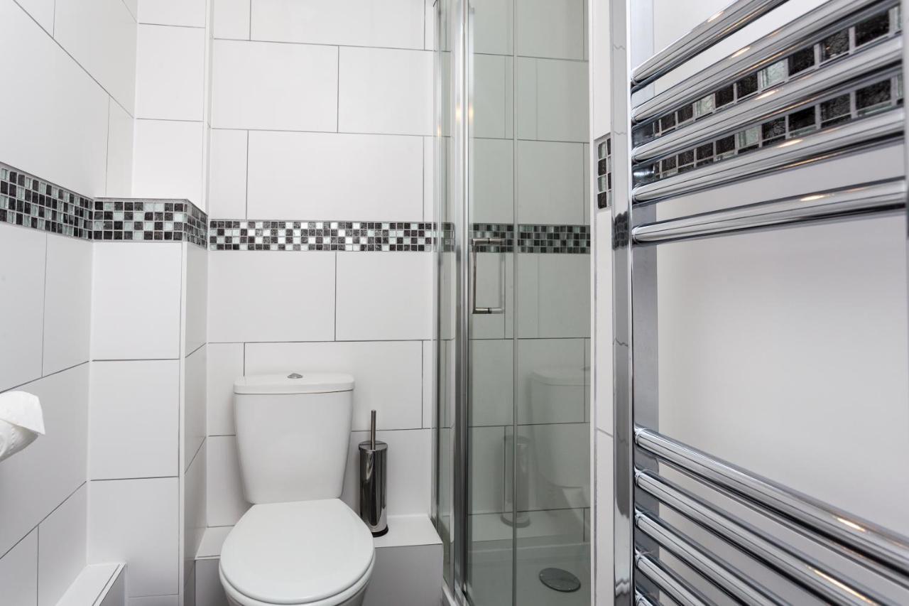 Gatwick Place - 4 Bed 2 Bath Self Contained House With Private Garden Horley Extérieur photo