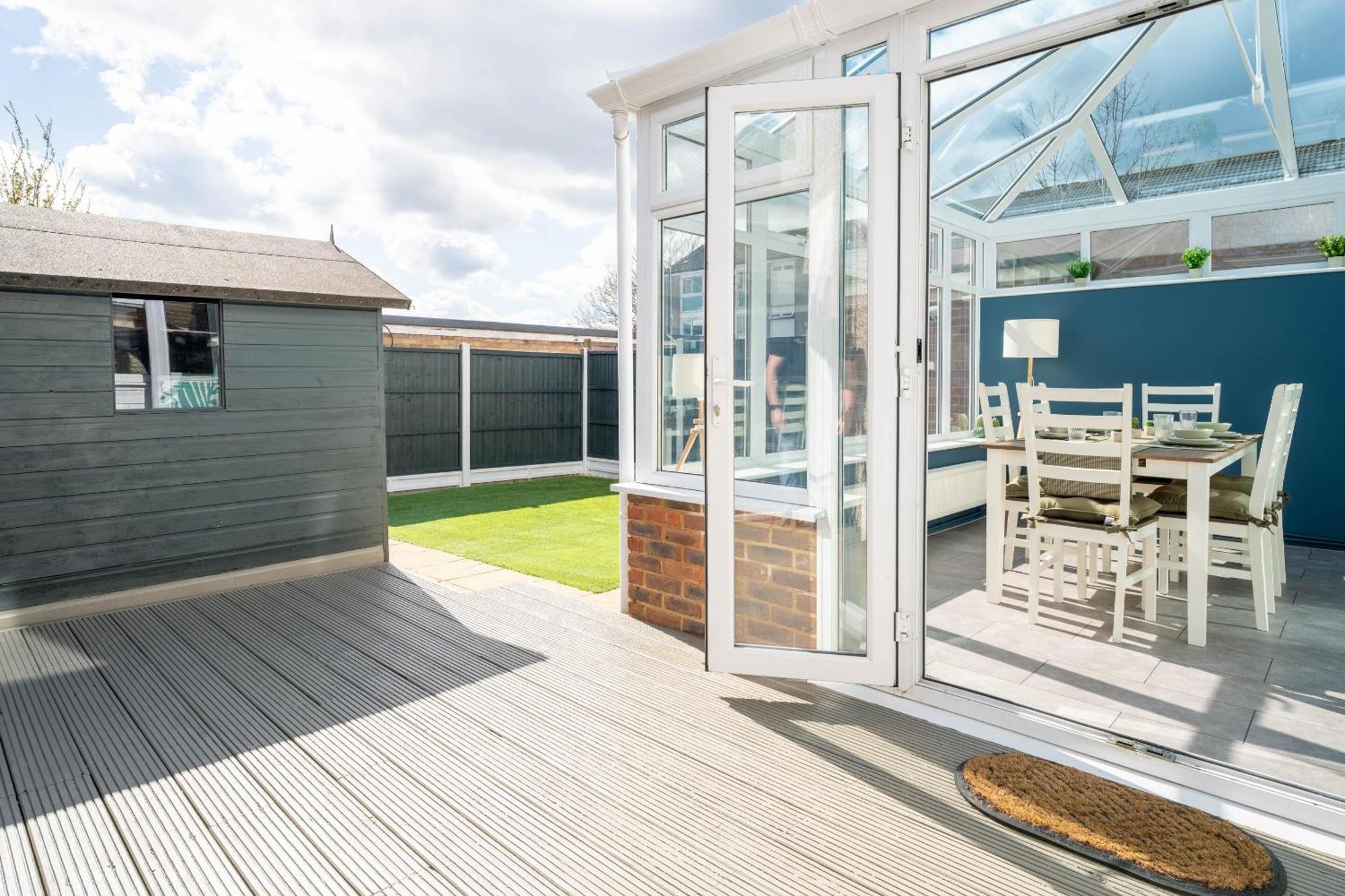 Gatwick Place - 4 Bed 2 Bath Self Contained House With Private Garden Horley Extérieur photo