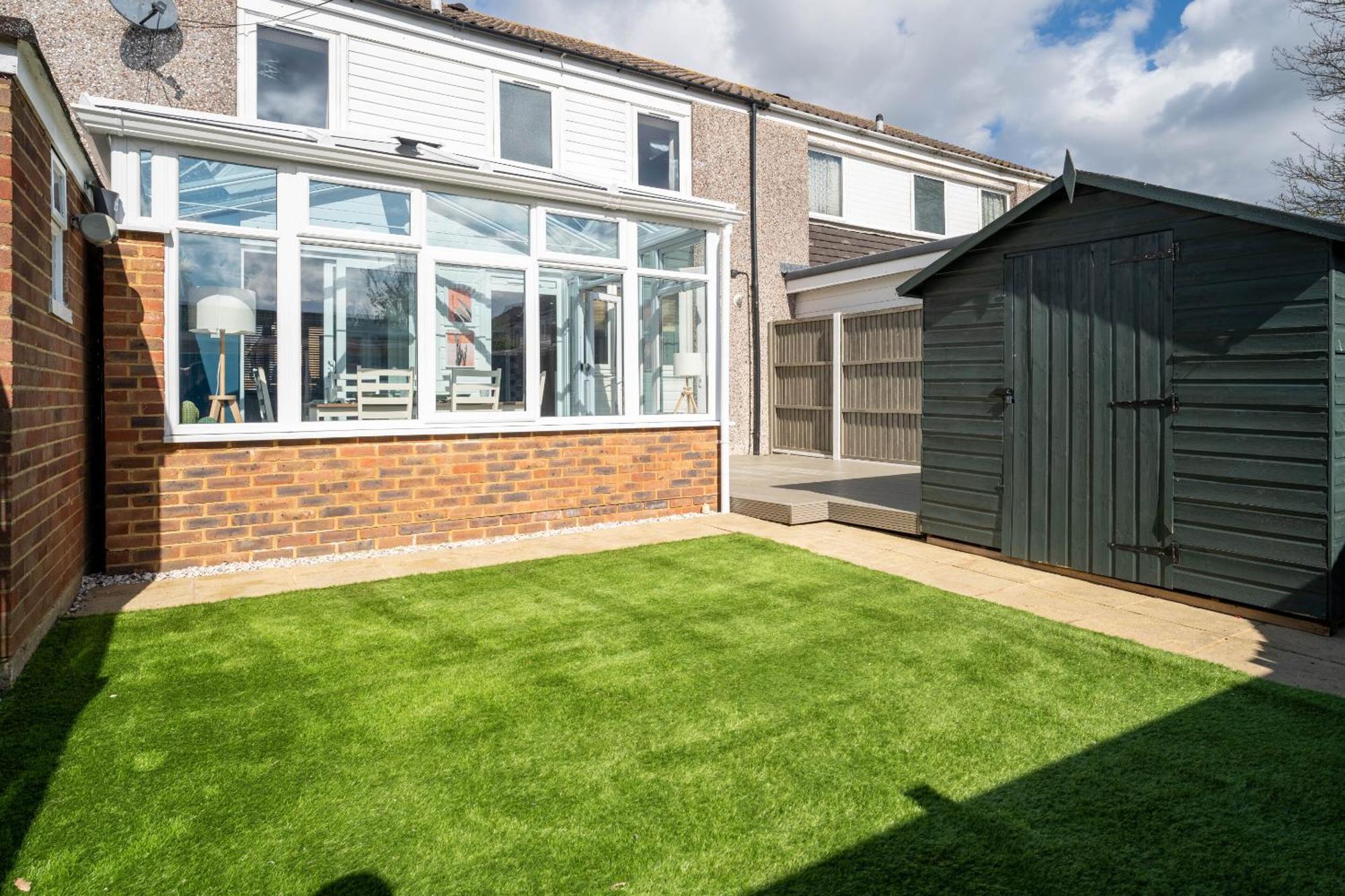 Gatwick Place - 4 Bed 2 Bath Self Contained House With Private Garden Horley Extérieur photo