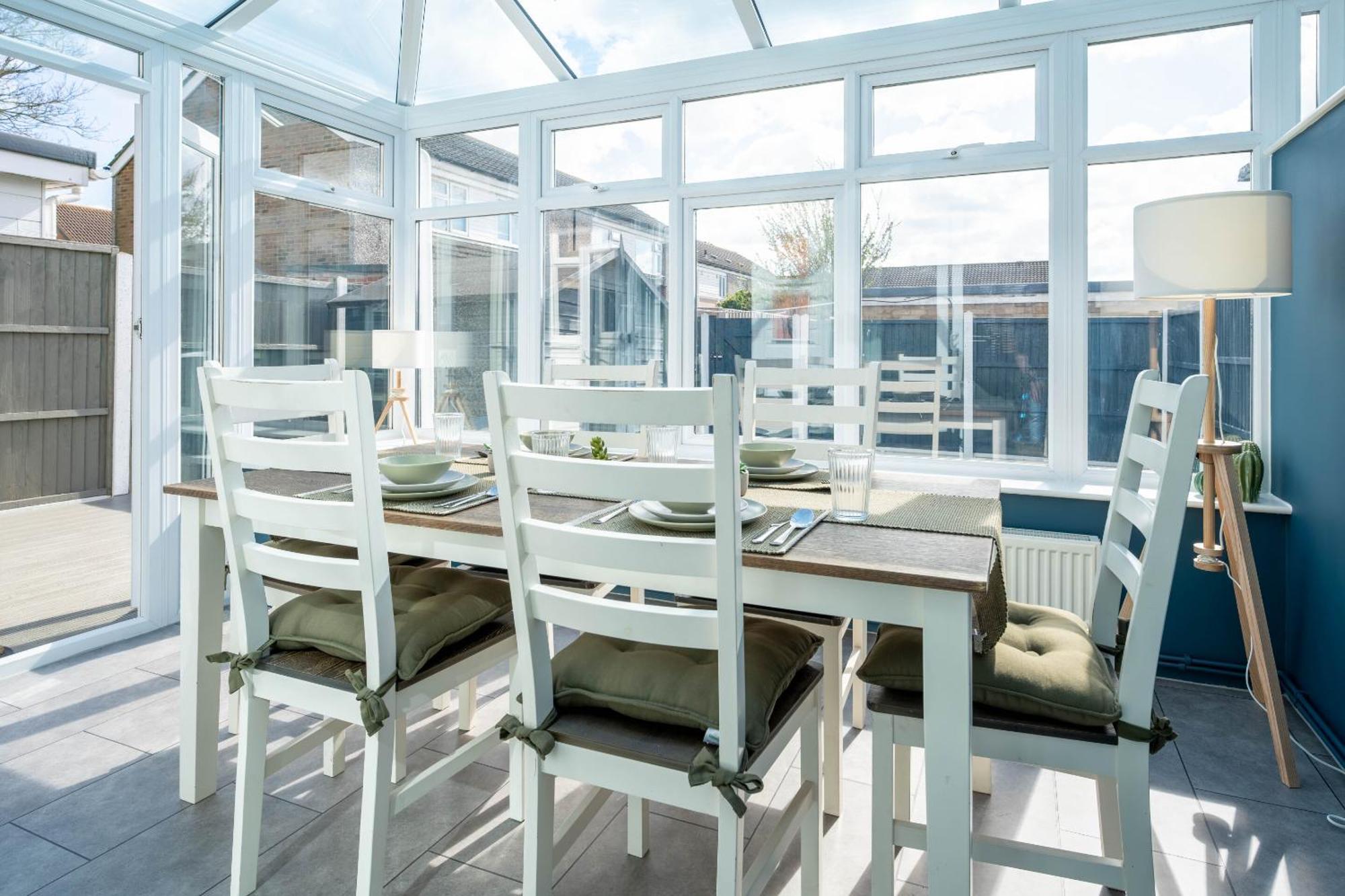 Gatwick Place - 4 Bed 2 Bath Self Contained House With Private Garden Horley Extérieur photo