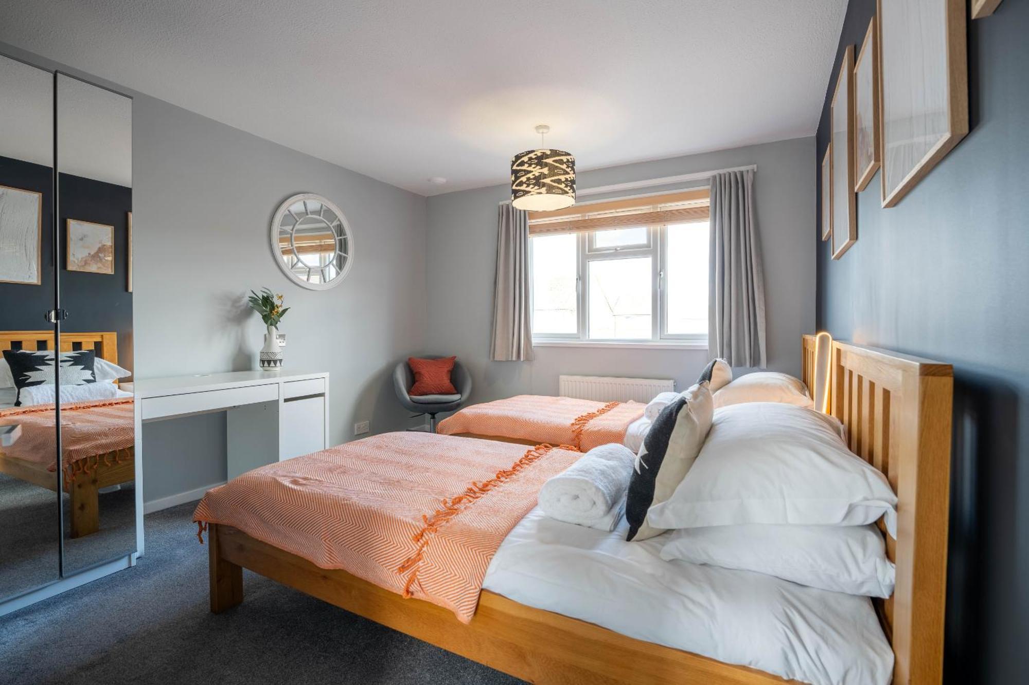 Gatwick Place - 4 Bed 2 Bath Self Contained House With Private Garden Horley Extérieur photo